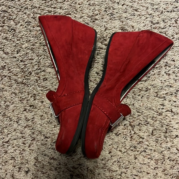 Unisa sz 8 red wedge office/business attire heels silver buckle - Picture 4 of 6